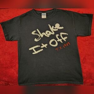 Original Taylor Swift Shake It Off Concert Tee from Nashville concert- Sz Med.
